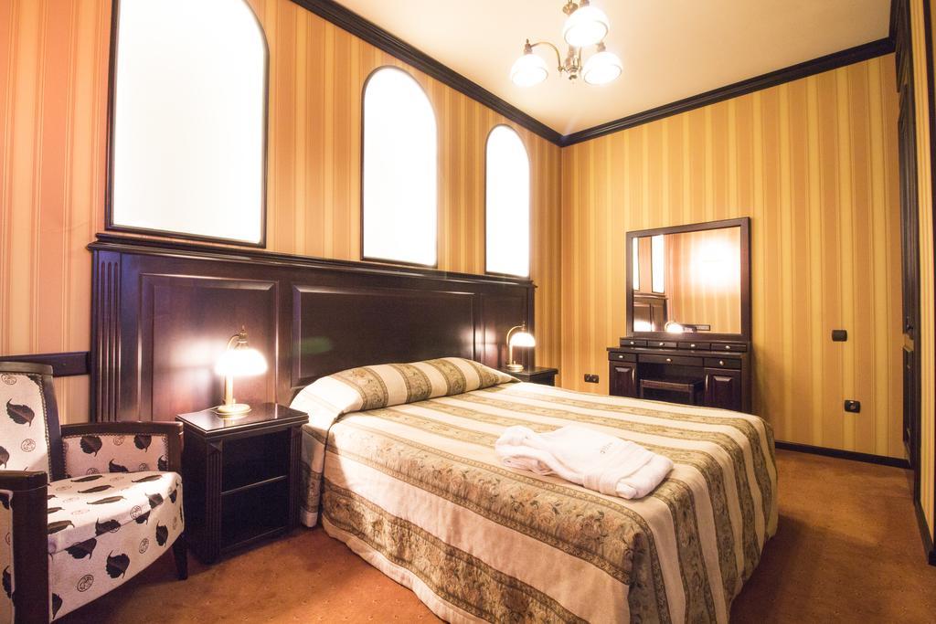 Attache Hotel